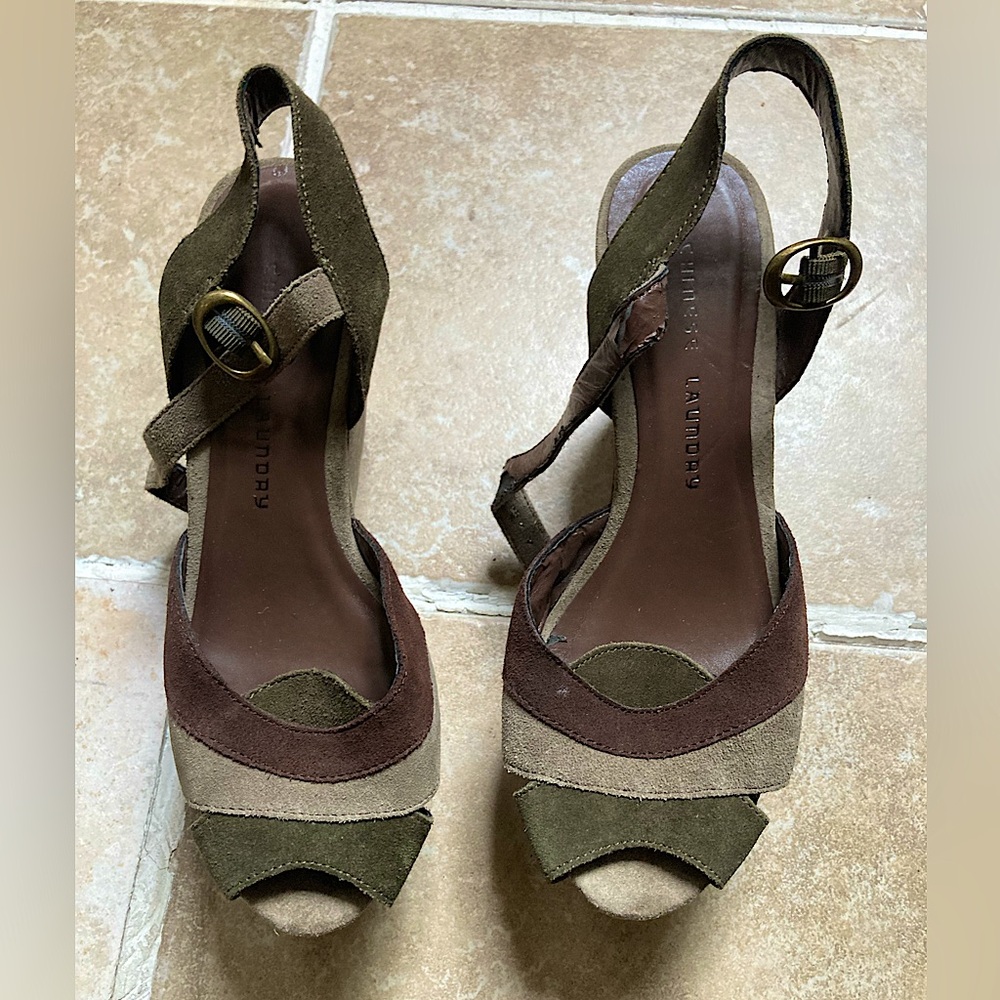 CHINESE LAUNDRY suede platform wedge sandal in violet, grey & olive